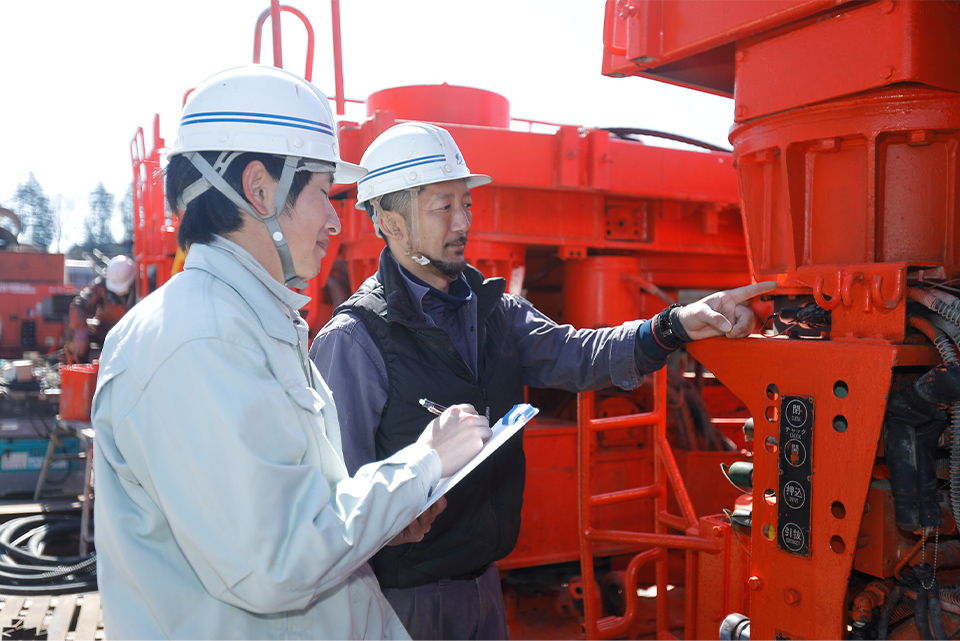 イメージ：重機と笑顔の男性
