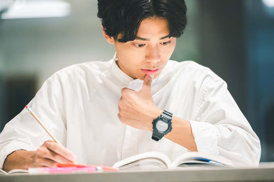 イメージ：学ぶ若者